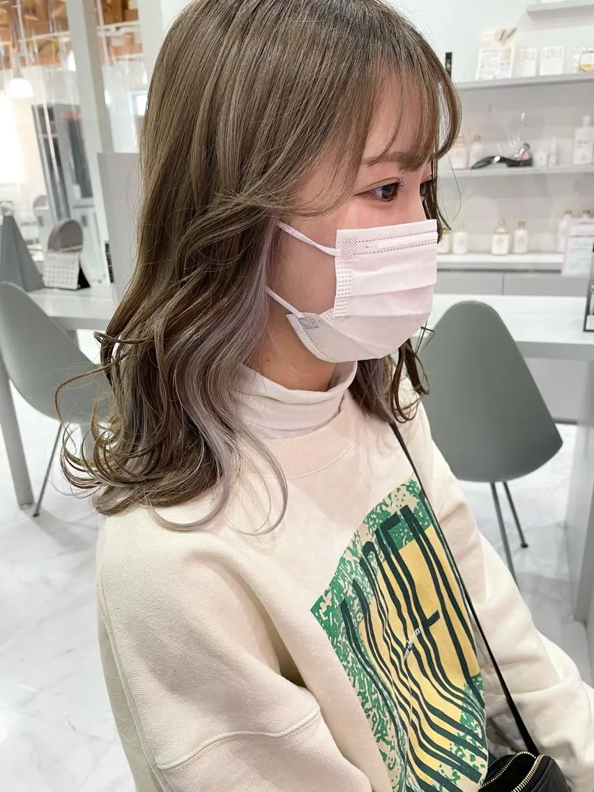 ミディアム カラー ベージュカラー イヤリングカラー ホワイトベージュ 岩田 萌那のヘアスタイル