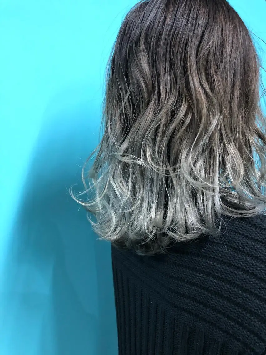 ミディアム カラー グラデーションカラー シルバー 透明感カラー レイヤー亀井唯登のヘアスタイル