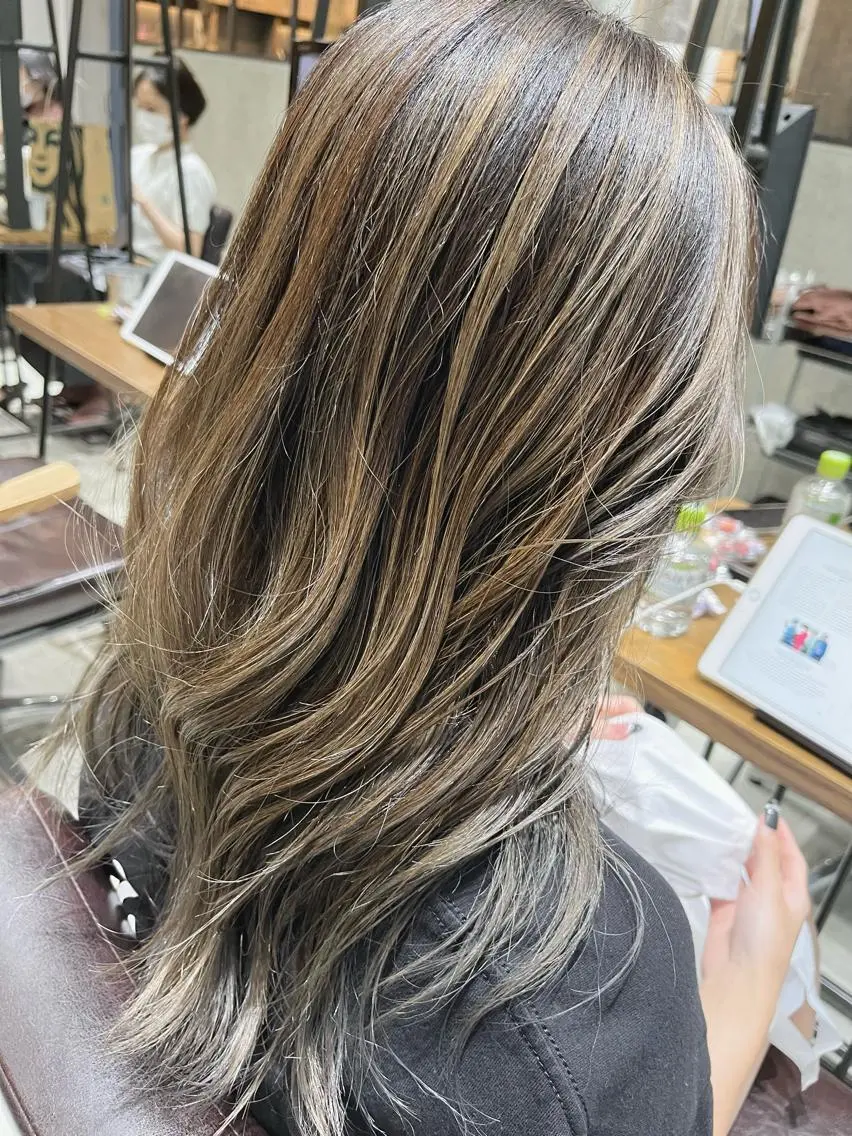 ミディアム カラー アディクシーカラー アッシュ ベージュカラー ブルーカラー 透明感カラー ヘアカラー トリートメント 🌈外国風ハイライト こうたろうのヘアスタイル