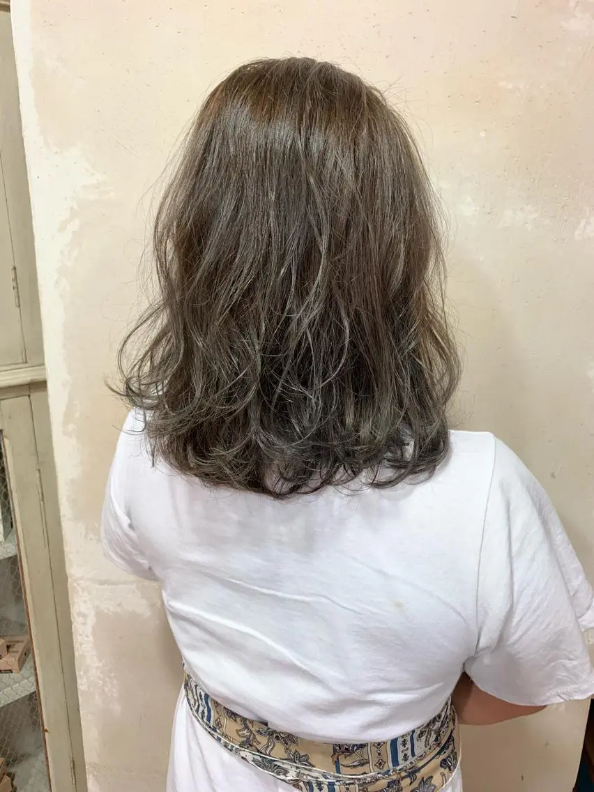 ミディアム カラー アッシュ アッシュグレー 森 早希絵のヘアスタイル