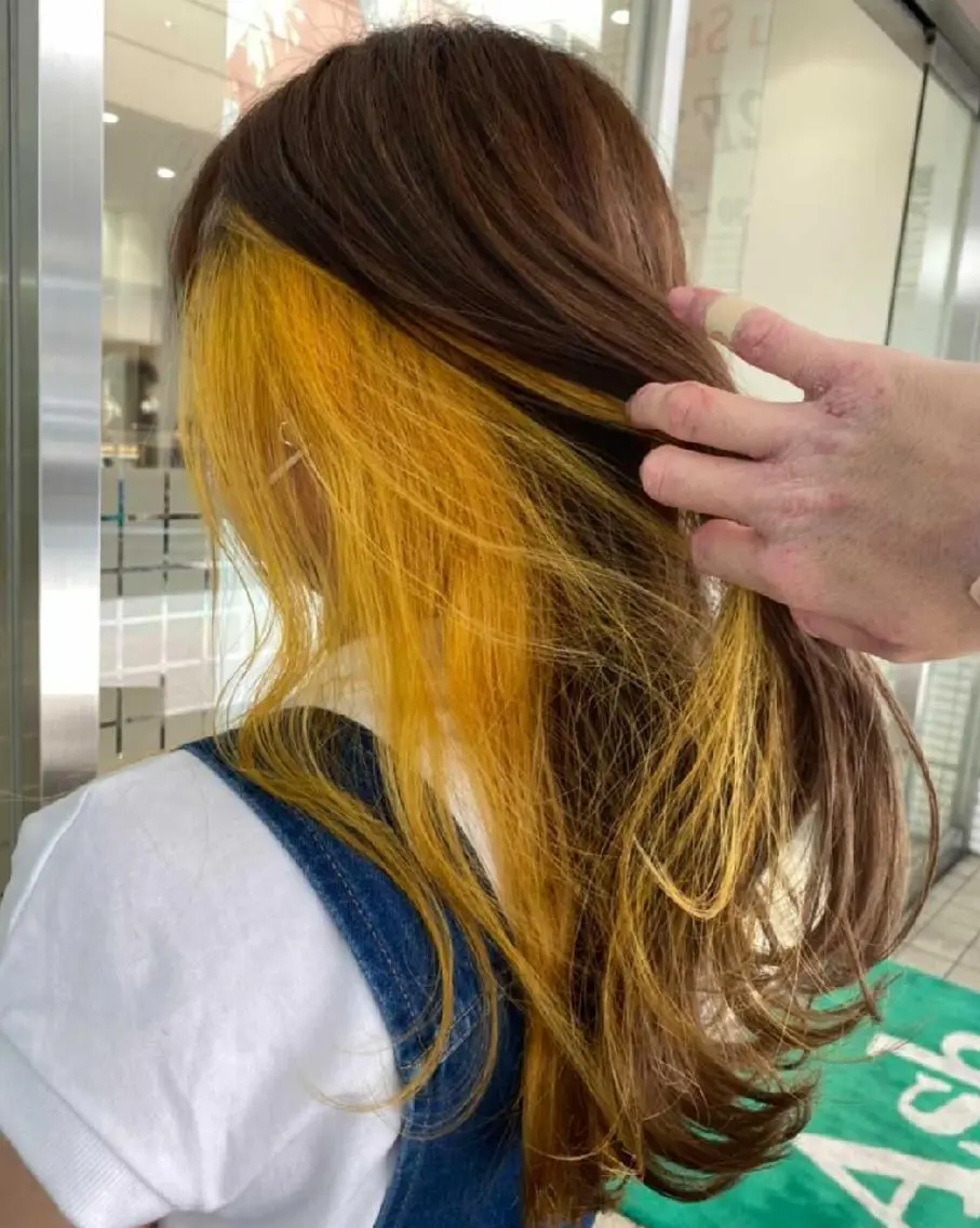 セミロング カラー ブリーチ ケアブリーチ インナーカラー イエローカラー ウルフカット/デザイ ンカラー/あらげのヘアスタイル