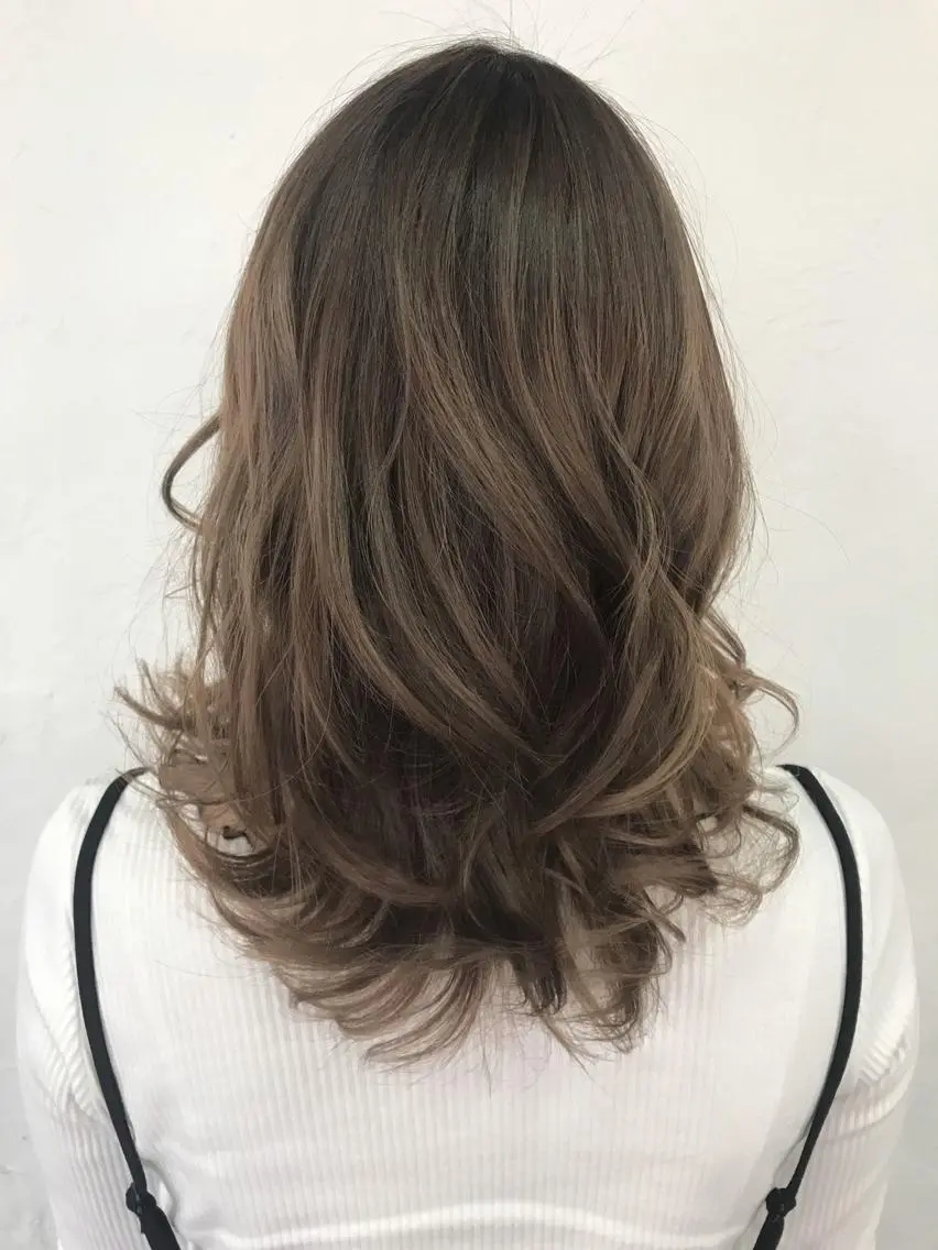 ミディアム カラー アッシュ ベージュカラー ハイライトカラー ミルクティーベージュ ハイライト 伊藤 優希のヘアスタイル