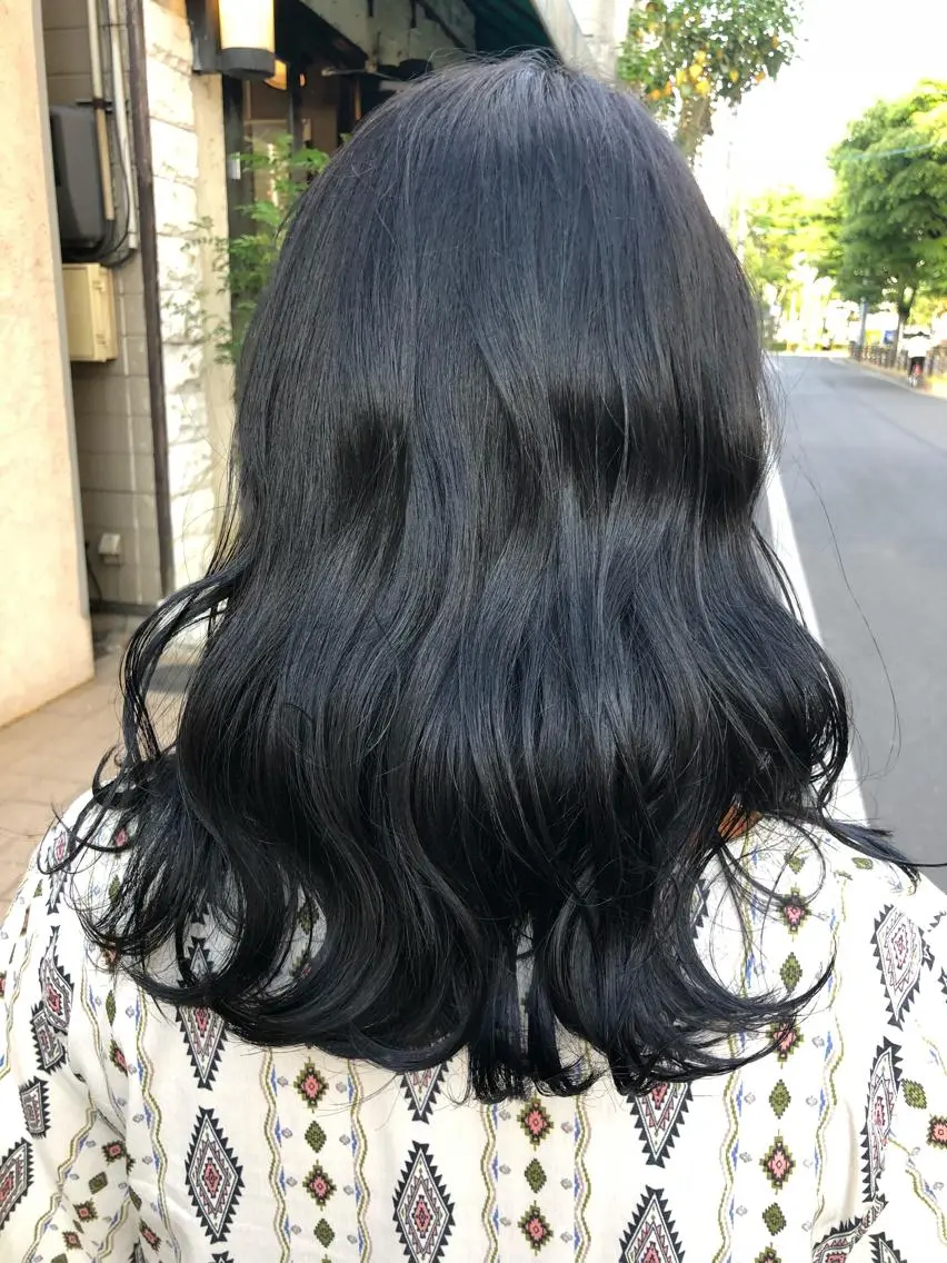 セミロング カラー アッシュ 黒髪 ブルーカラー ブルーブラック 國次 夕貴のヘアスタイル