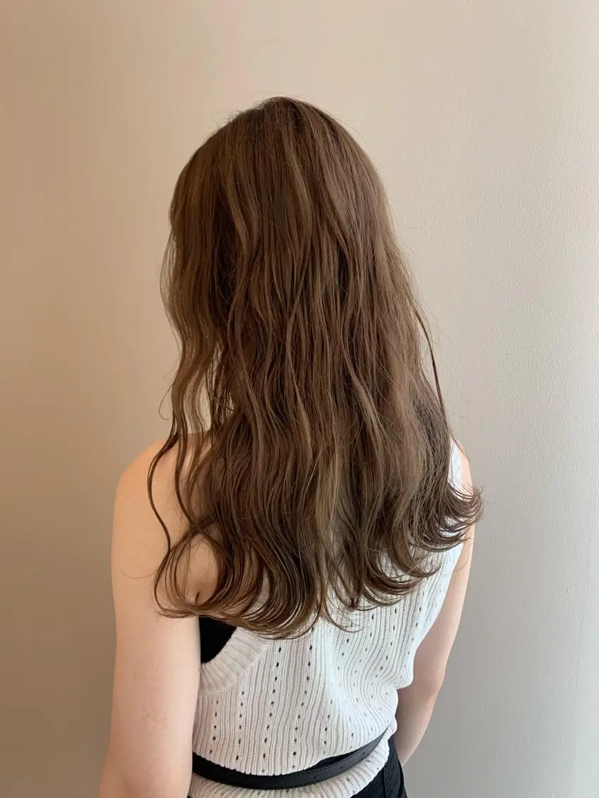 ロング カラー ベージュカラー ミルクティーベージュ カット ヘアカラー 顔まわりカット✄ ベージュカラー🧸のヘアスタイル