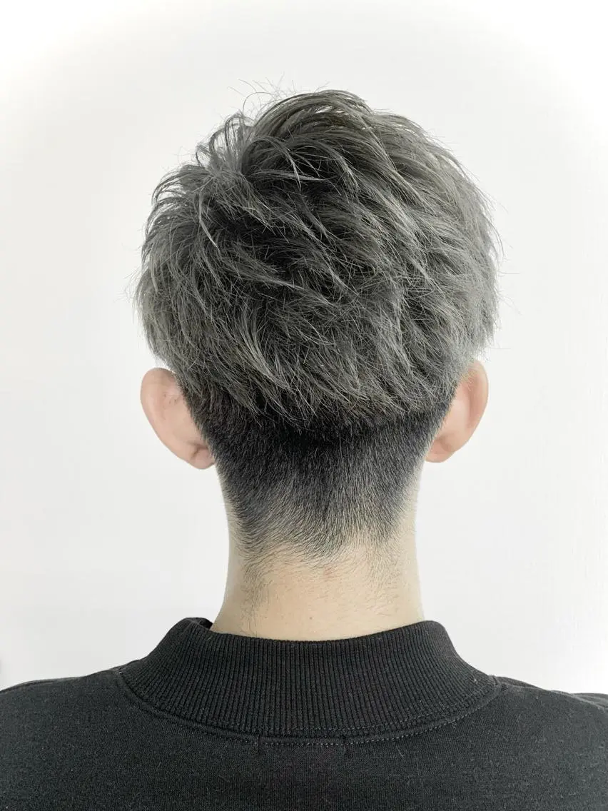 ショート カラー メンズ メンズブリーチ メンズインナーカラー ブリーチ インナーカラー シルバー ヘアカラー ゲーマー美容師 KENTOのヘアスタイル