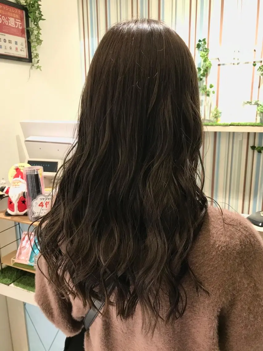 ロング カラー アッシュ ヘアカラー 清藤綾/脱白髪染め 白髪ぼかしハイライトのヘアスタイル