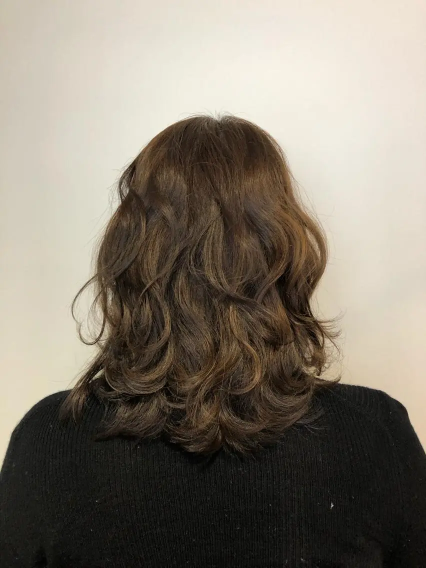 ミディアム トップ スタイリストのヘアスタイル
