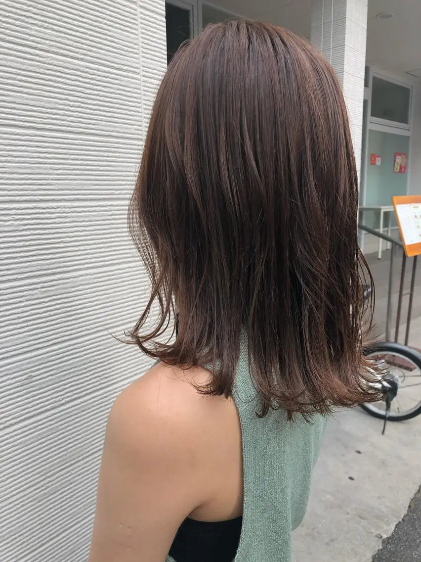 ミディアム カラー アッシュ ベージュカラー ブリーチ ブリーチなしカラー ，comma momoka🪄のヘアスタイル