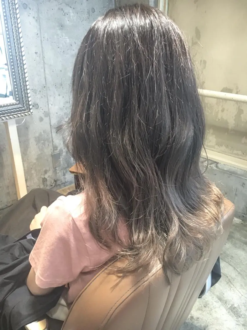 セミロング カラー ダブルカラー グラデーションカラー グレージュ 北條 優輝のヘアスタイル