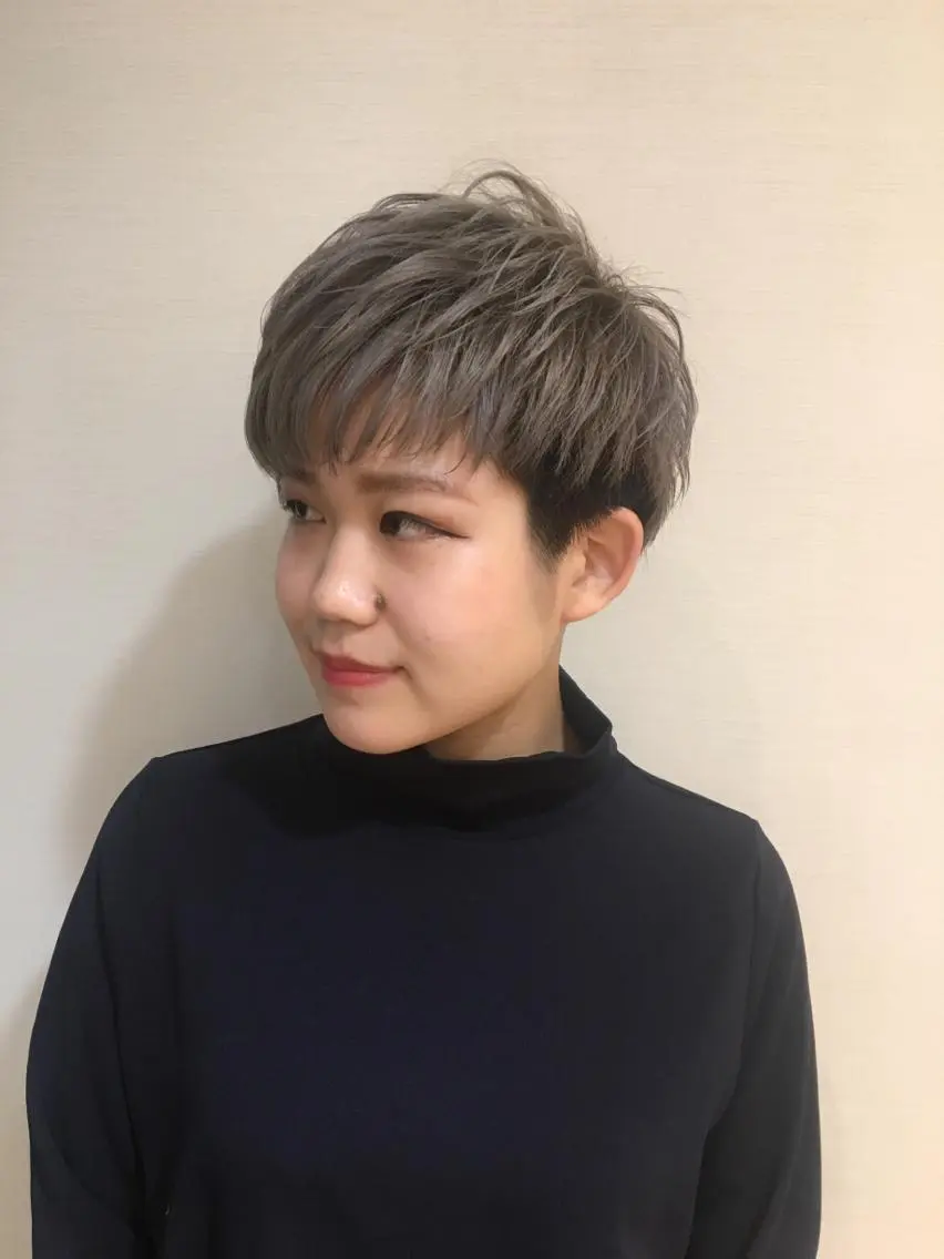 ショート カラー 白浜 サキのヘアスタイル