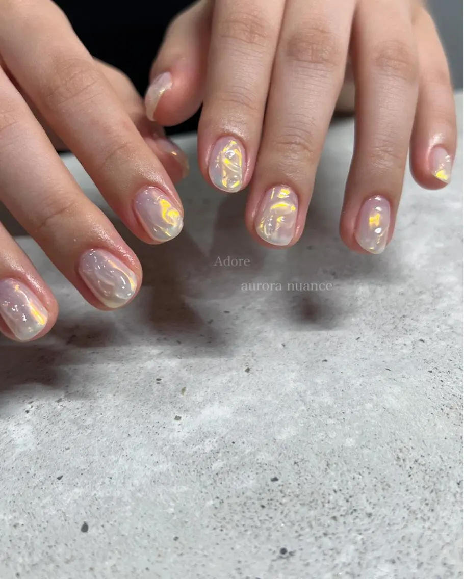 ネイル オーロラネイル ミラーネイル ニュアンスネイル ぷっくりネイル ハンドネイル Nail Adore.のネイルデザイン