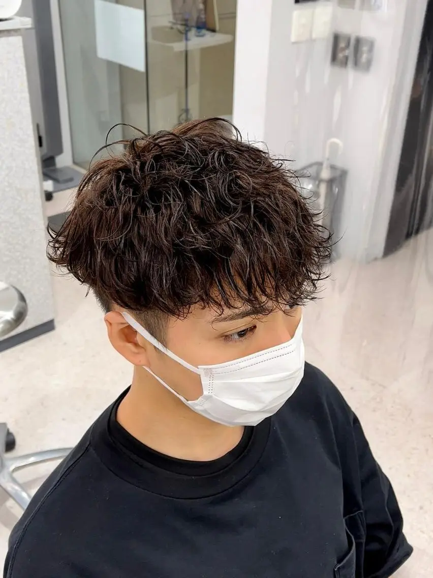 ショート パーマ ヘアアレンジ メンズ センターパート フェードカット マッシュ メンズパーマ メンズツイストパーマ mihoko/ ニュアンスパーマのヘアスタイル