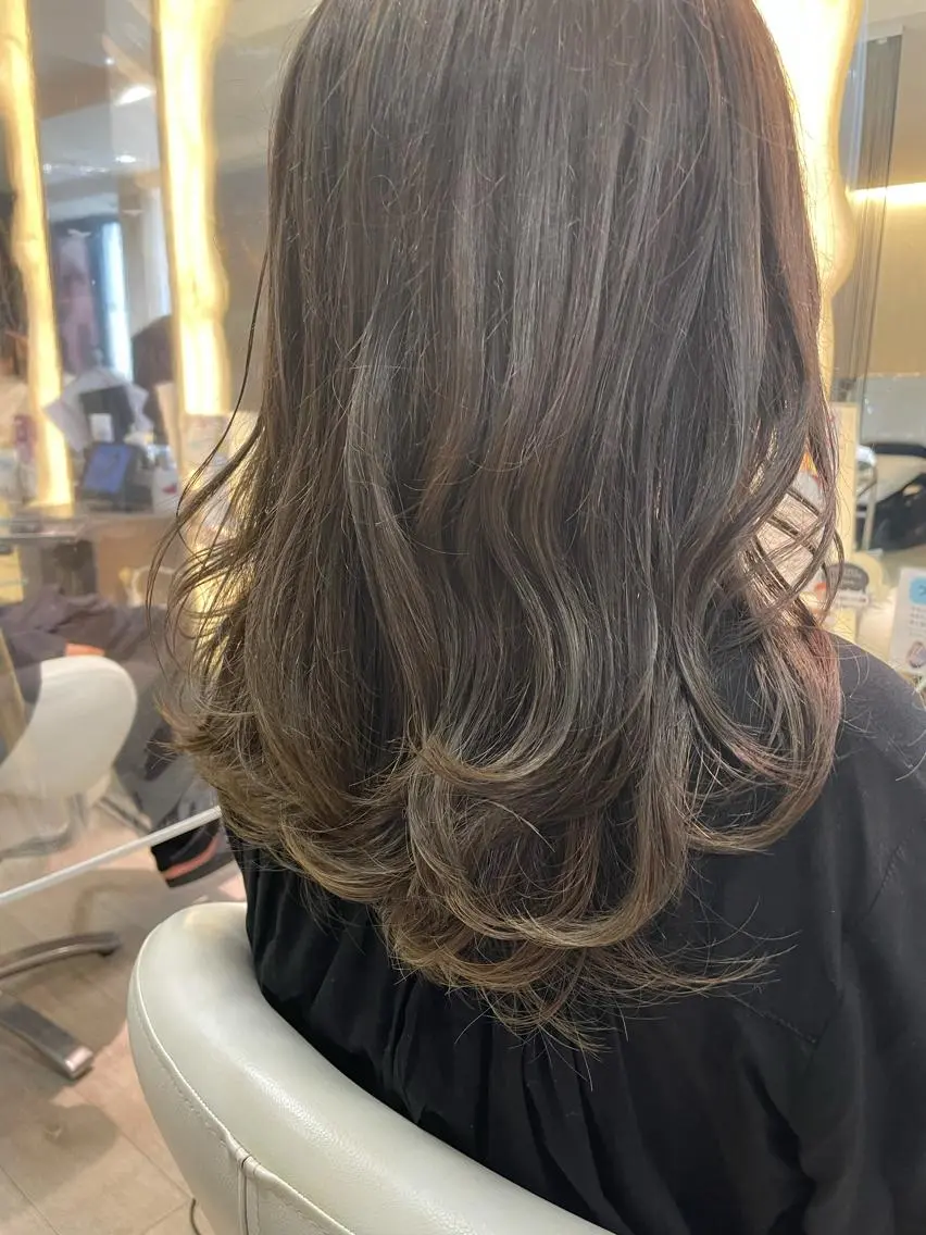 ロング カラー ハイライトカラー ハイライト ヘアカラー トリートメント 松佐 ゆかりのヘアスタイル