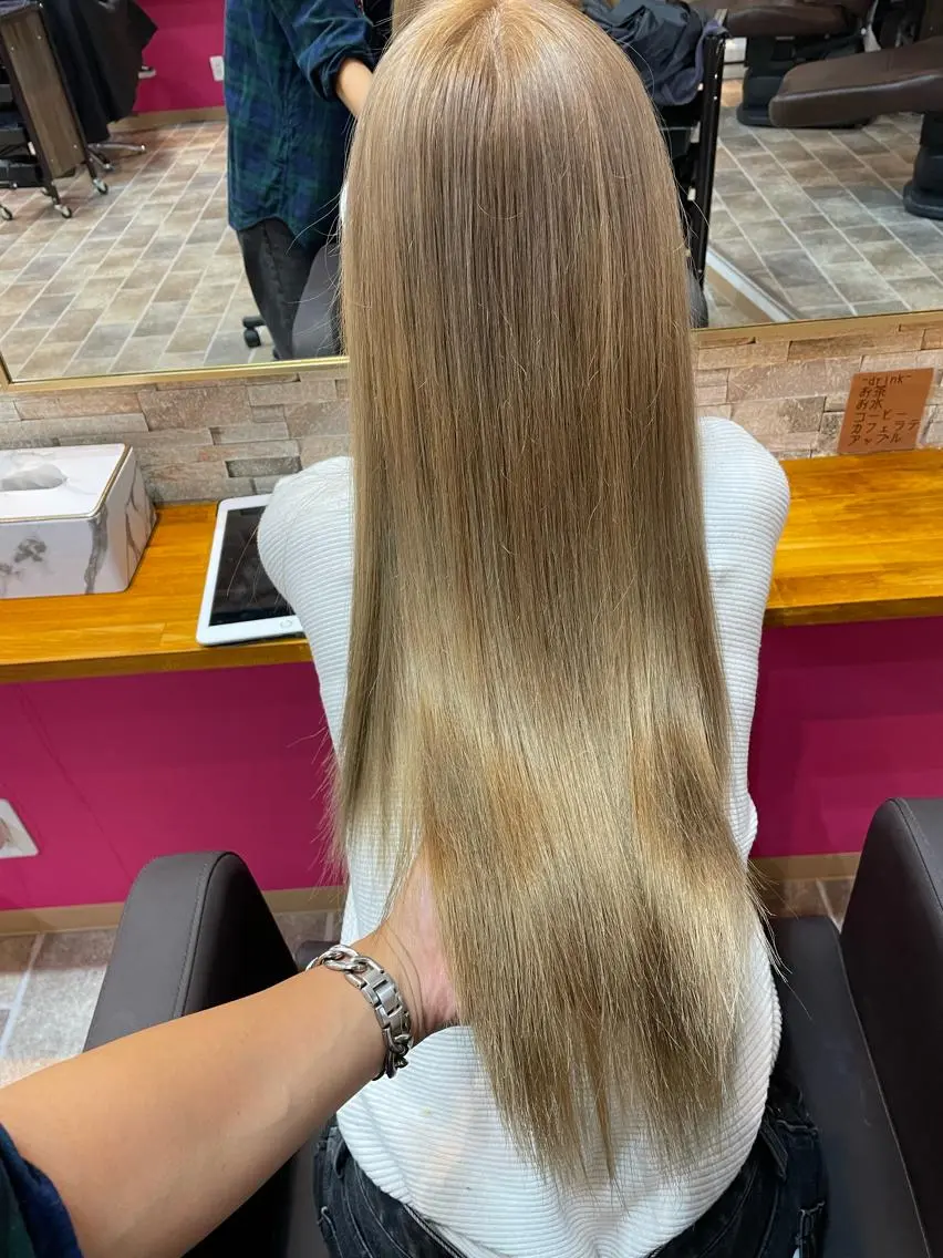ロング カラー ベージュカラー ミルクティーベージュ ヘアカラー YUI/ ブリーチカラー🌷のヘアスタイル