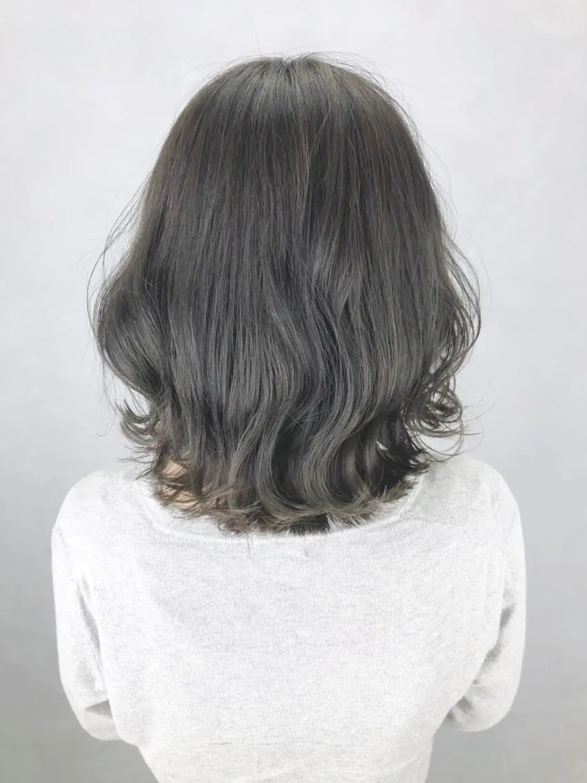 ミディアム カラー パーマ ヘアアレンジ ダークグレー ダークグレージュ グレージュ ITbyALBUM 中野店のヘアスタイル