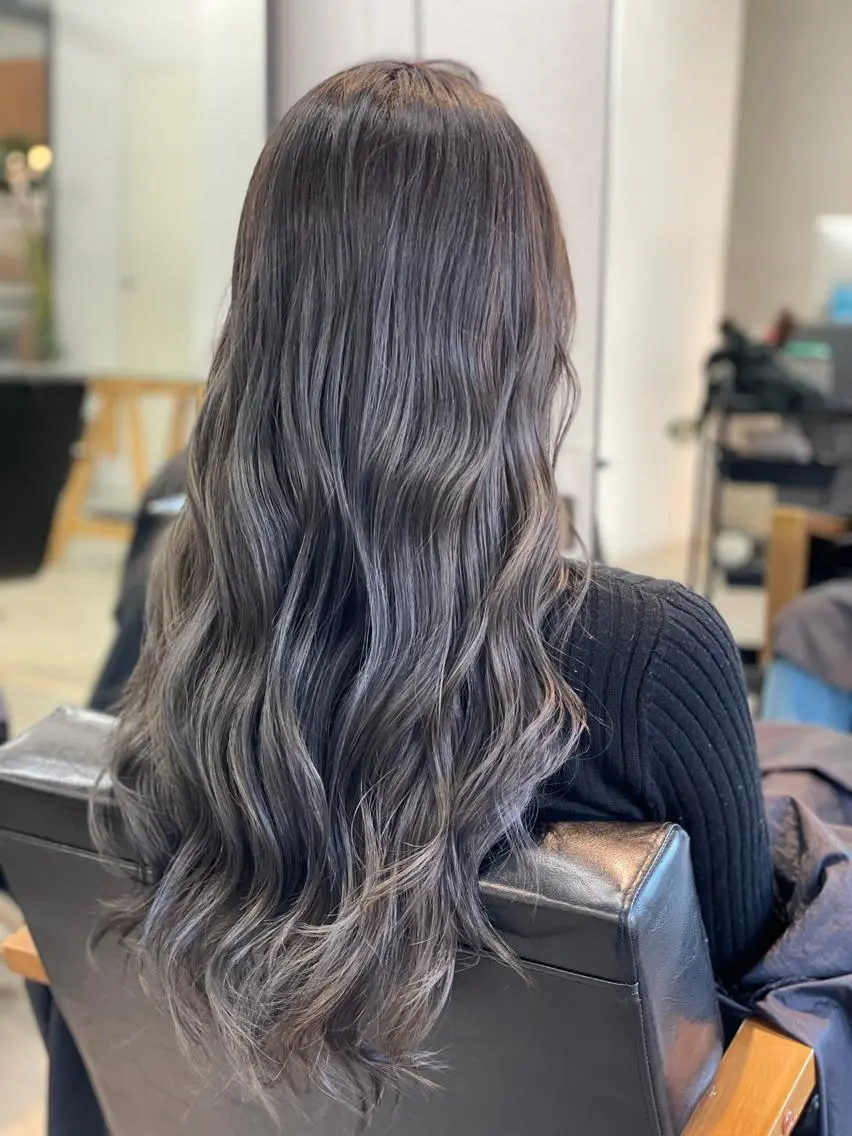 ロング カラー バレイヤージュ ブリーチ 透明感カラー ダークグレー ダブルカラー ハイトーン×髪質改善 KENTAのヘアスタイル