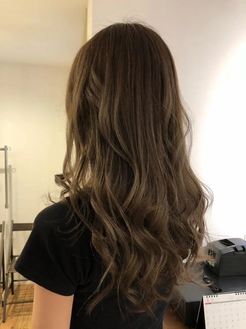 ロング カラー アッシュ ベージュカラー ハイライトカラー 3Dハイライト ハイライト カット ヘアカラー AI 高田馬場店のヘアスタイル