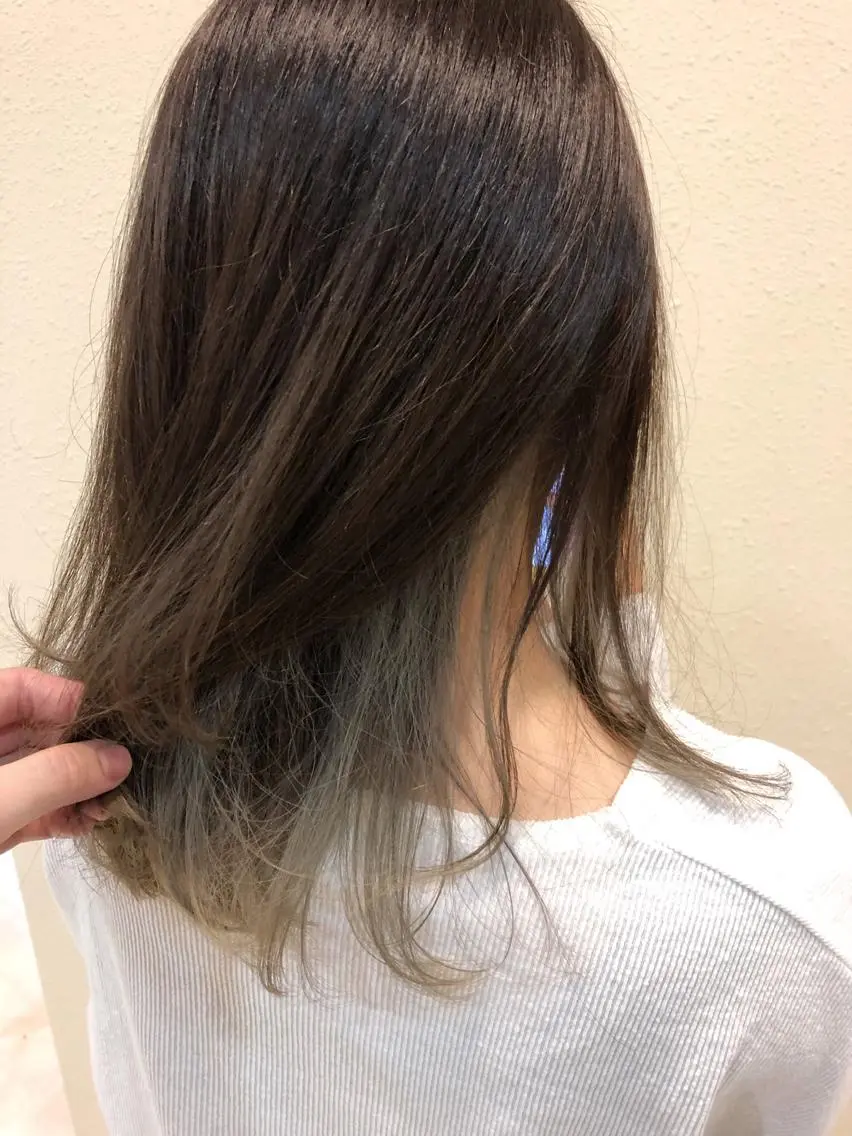 セミロング カラー ブリーチ グレージュ インナーカラー 中川 茜里のヘアスタイル