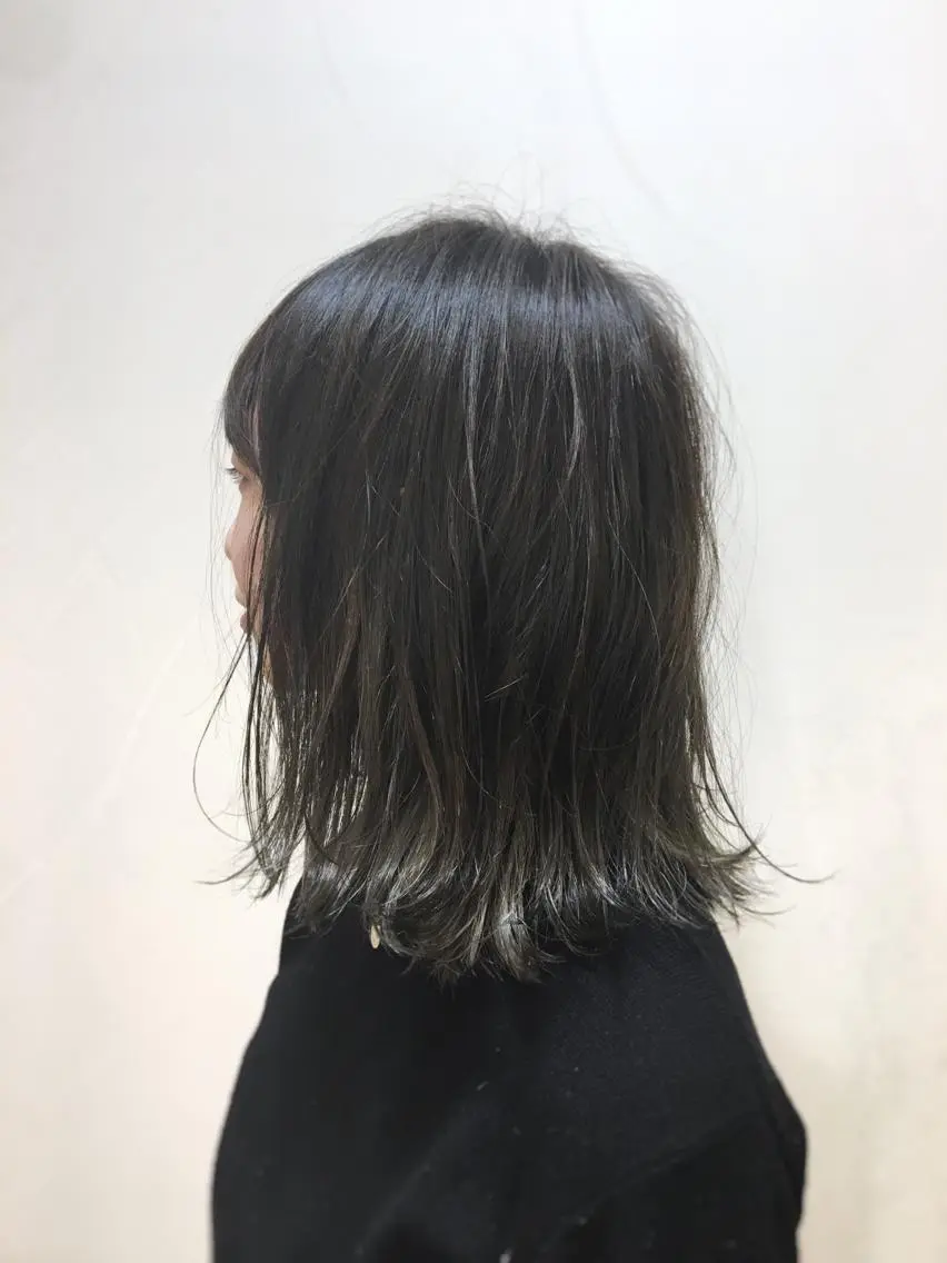 ミディアム カラー ブリーチ グレージュ カーキグレージュ ケアブリーチ 坪井佑樹のヘアスタイル