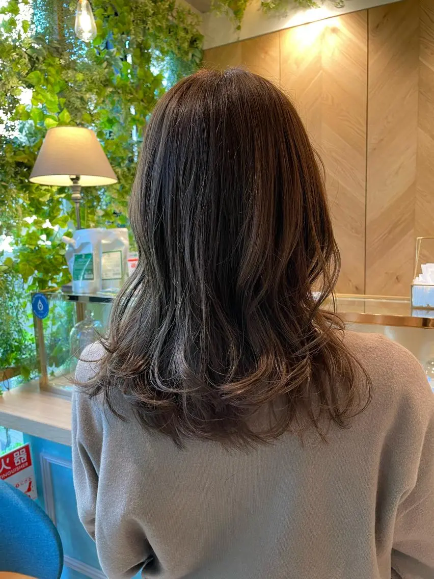 セミロング カット ヘアカラー トリートメント 山本翔一郎 韓国顔周りレイヤーのヘアスタイル