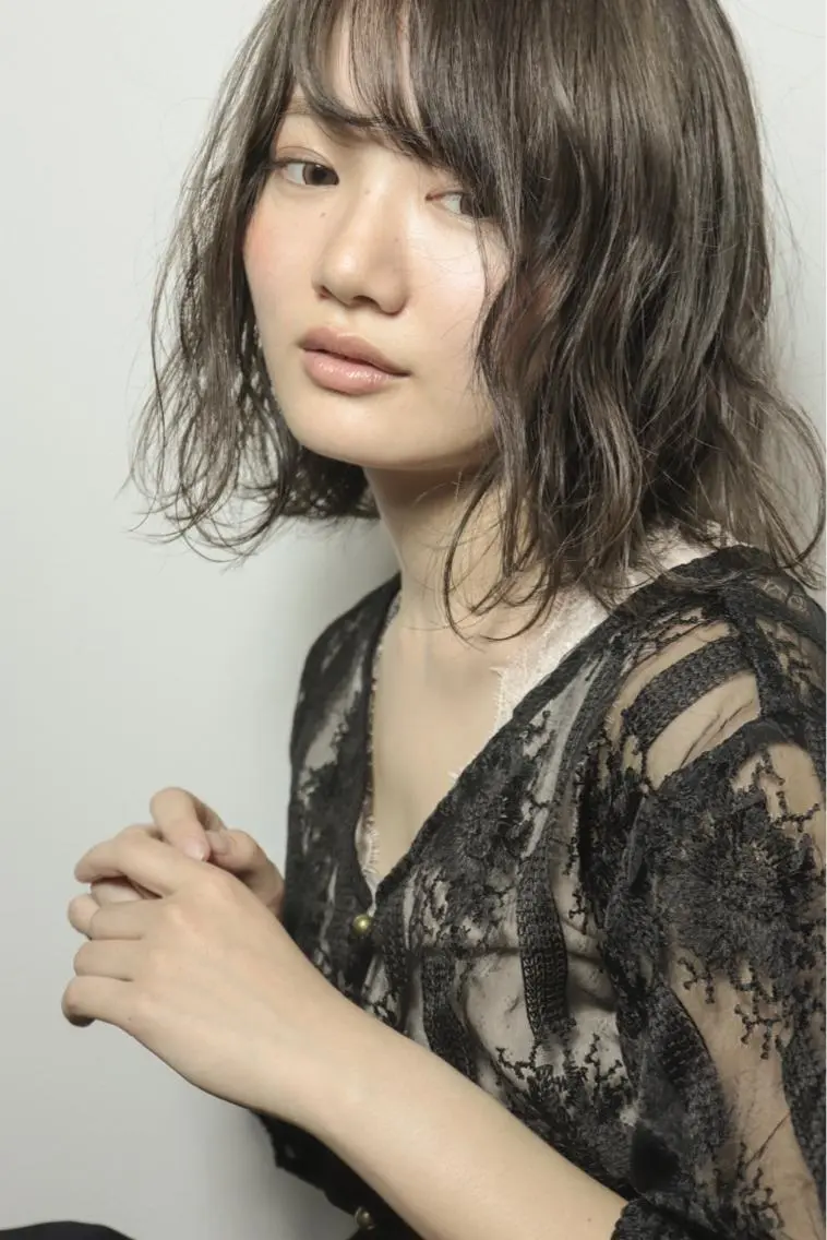ミディアム 佐山 眞紀のヘアスタイル