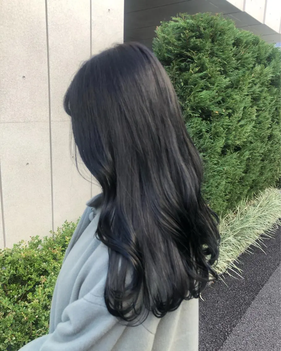 ロング カラー 黒髪 ブリーチ ブルーカラー ブルーブラック ブリーチなしカラー フレンチボブパーマ Yuukiのヘアスタイル