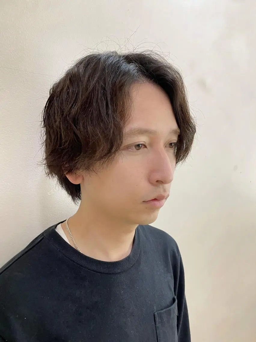 ミディアム パーマ メンズ ミディアムパーマ センターパート メンズパーマ ツイストスパイラルパーマ スパイラルパーマ デザインカラー/ 推しの配色 肥後のヘアスタイル