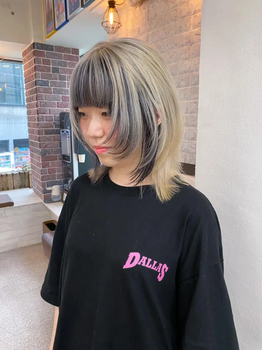 ミディアム カラー ミディアムパーマ デザインカラー グレージュ ハイライトカラー ハイトーンカラー カット ヘアカラー トリートメント レイヤーウルフ エクステ磯部のヘアスタイル