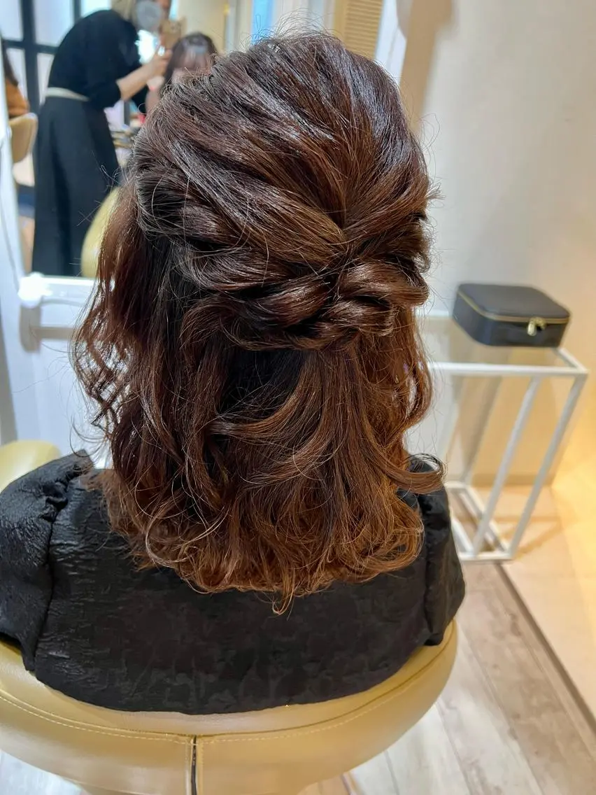 ミディアム ヘアアレンジ ハーフアップ 人見知りさんでも安心 奥田 里佳子のヘアスタイル