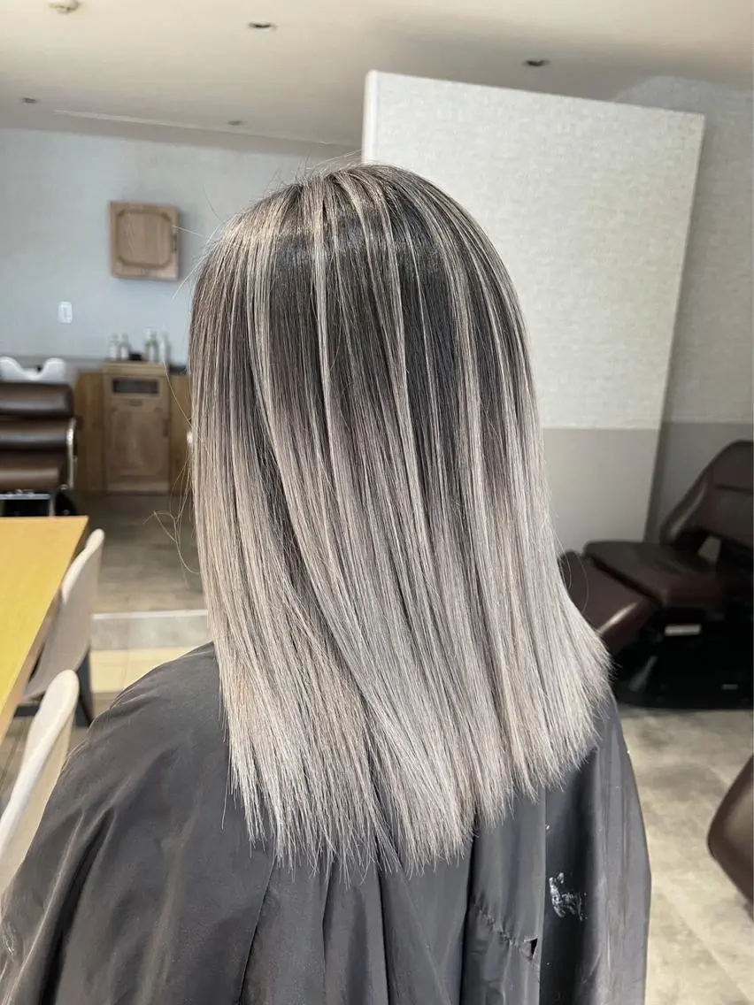 ミディアム カラー バレイヤージュ グレージュ レイヤーカット ヘアカラー トリートメント 指名数No.1 /NAOYAのヘアスタイル