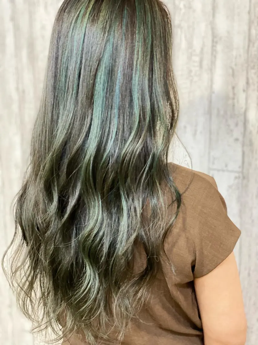 ロング カラー ハイライトカラー オリーブカラー ハイライト 勝河 怜楊のヘアスタイル