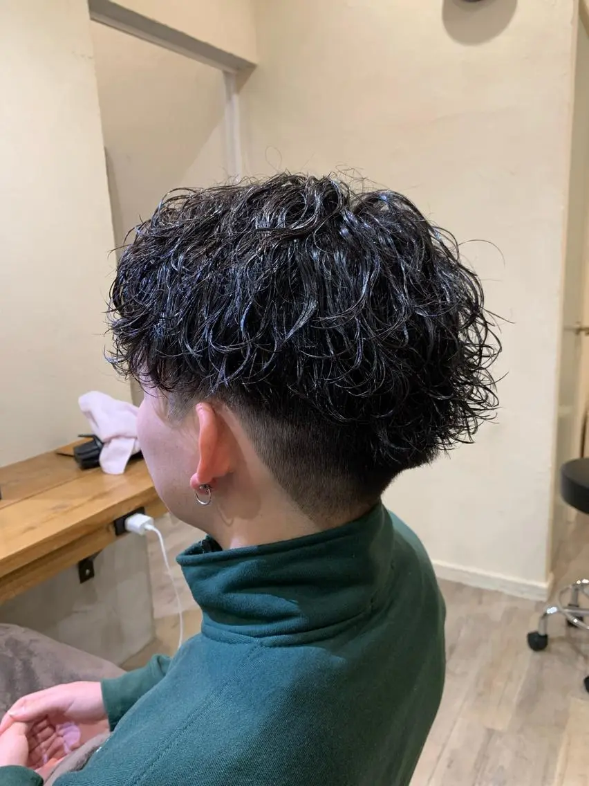 ミディアム パーマ メンズ センターパート 波巻きパーマ 【豊橋】似合せカット SHEEFTタイガのヘアスタイル