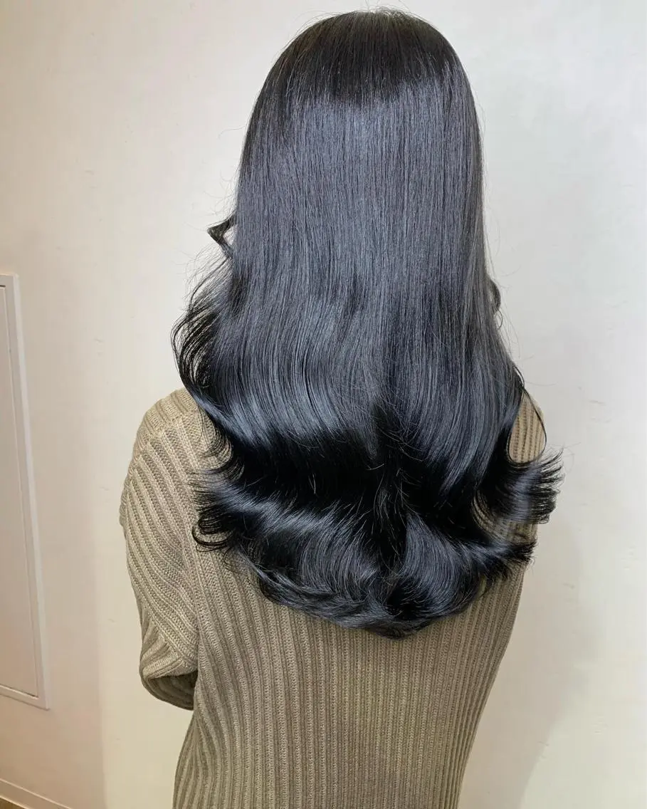 セミロング カラー アッシュ 黒髪 ブリーチ ブルーカラー ブルーブラック オリーブカラー 特化　　kaiのヘアスタイル
