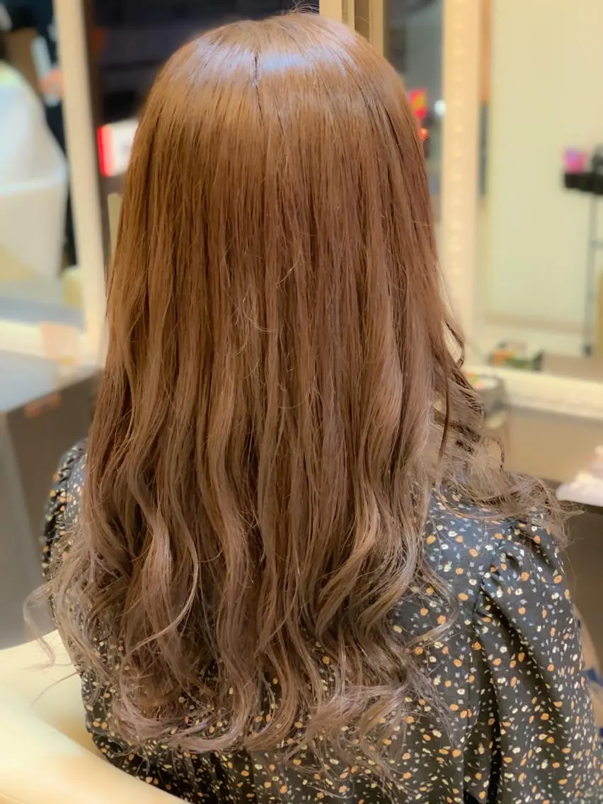ロング カラー ロングレイヤー ベージュカラー パープルカラー レイヤーカット ロング 大間 礼真のヘアスタイル