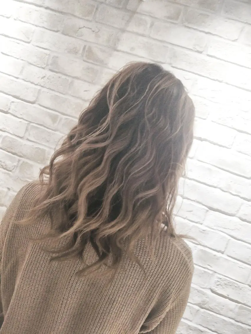 セミロング カラー ブリーチ ハイトーンカラー 大場 友稀のヘアスタイル
