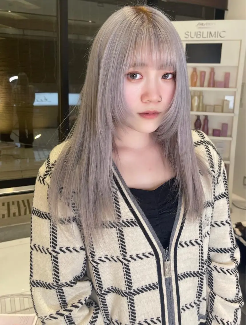 ロング カラー パーマ ヘアアレンジ メンズ キッズ ネイル マツエク・マツパ アイブロウ メンズブリーチ ブリーチ ブロンド シルバー シルバー ヘアカラー レイヤーカット🪽 カネコミユのヘアスタイル