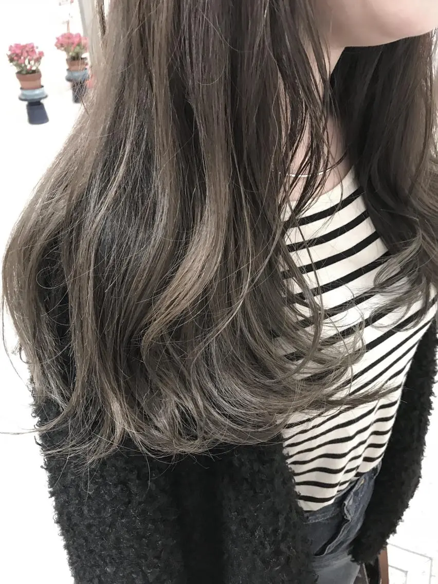 セミロング カラー グレージュ ハイライトカラー カーキグレージュ ハイライト ヘアカラー BOX mico.のヘアスタイル