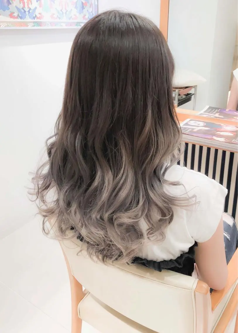 ロング カラー グラデーションカラー グレージュ ミルクティーグレージュ Days 透明感カラーのヘアスタイル