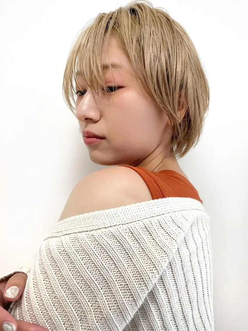 ショート カラー ショートボブ ブリーチ イヤリングカラー ハイライトカラー イルミナカラー BASSA 下井草店のヘアスタイル