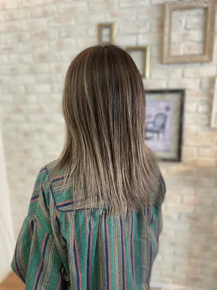 ロング カラー ベージュカラー シルバー シルバーベージュ Afinar　 tomoのヘアスタイル