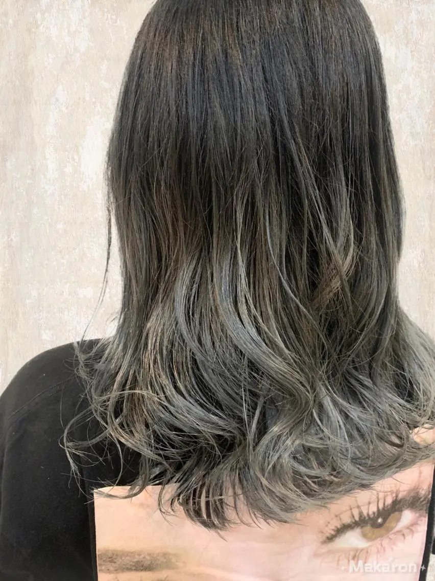 ロング カラー バレイヤージュ ブリーチ ケアブリーチ グラデーションカラー シルバー hair works raptureのヘアスタイル