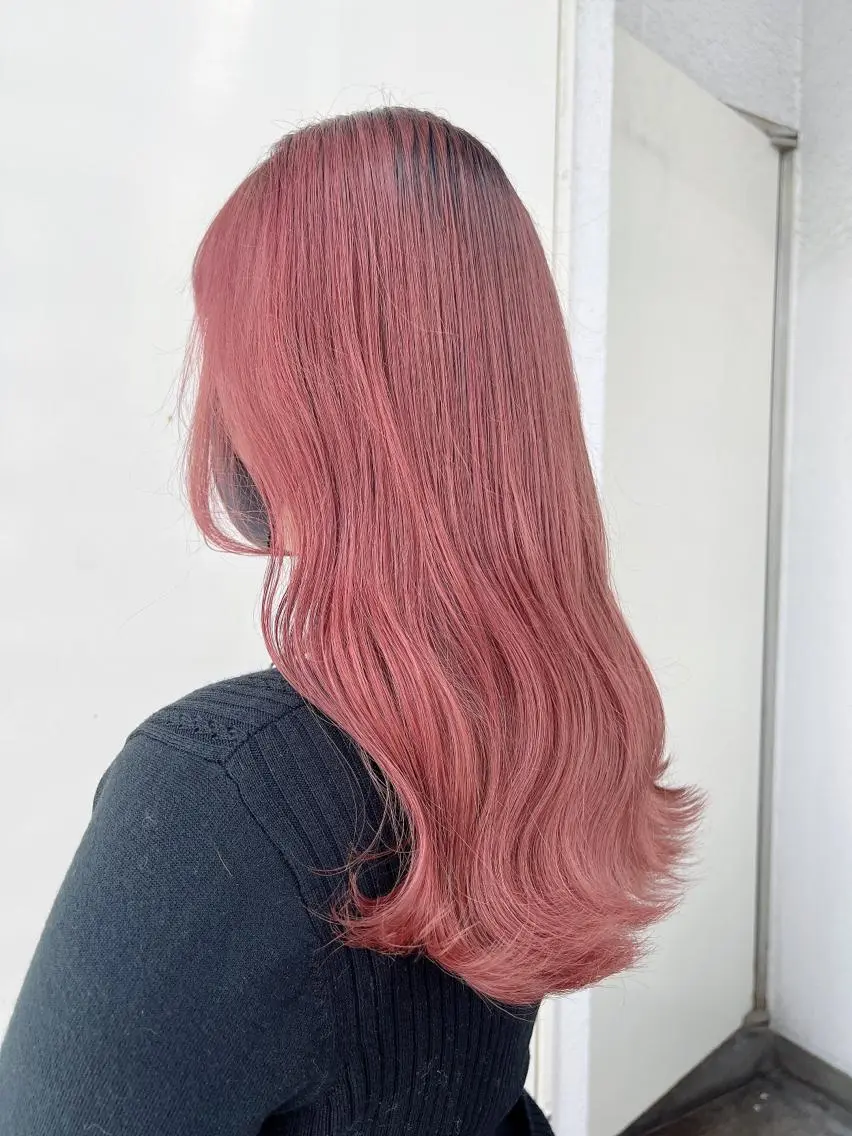 セミロング カラー ヘアカラー 韓国🇰🇷レイヤー 映える顔周り🩷のヘアスタイル