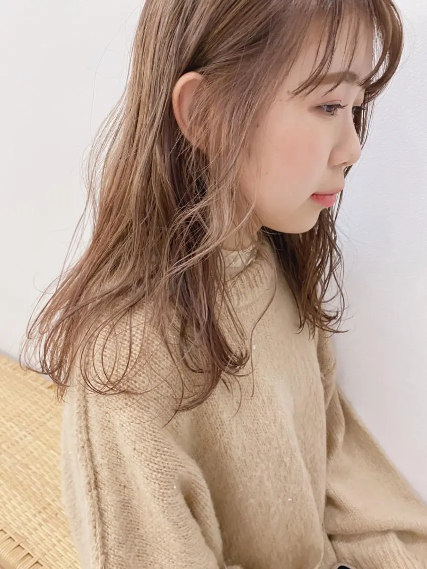 セミロング カラー 顔周りレイヤーカット ブリーチminamiのヘアスタイル