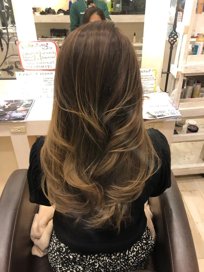 ロング カラー アッシュ バレイヤージュ ブリーチ レイヤーカット 東恩納 誠のヘアスタイル