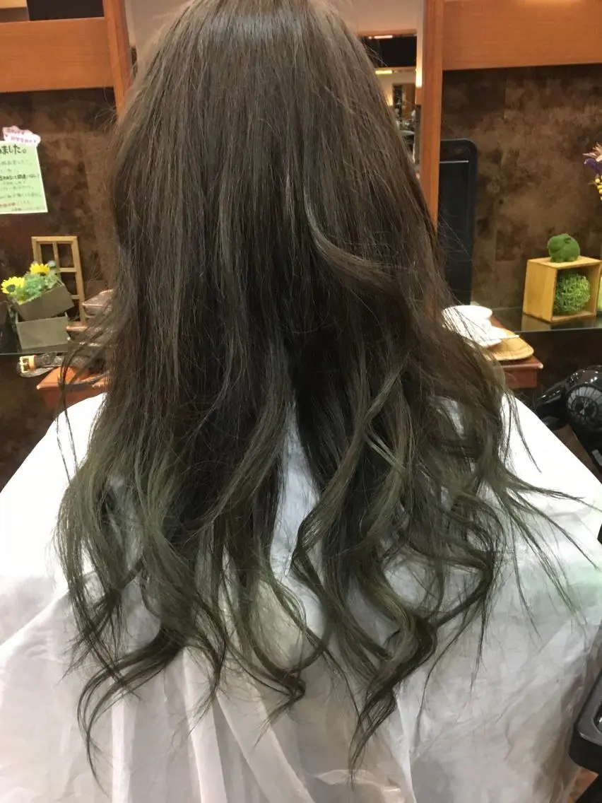 ロング カラー ブリーチ グラデーションカラー シルバー 八木 凜のヘアスタイル