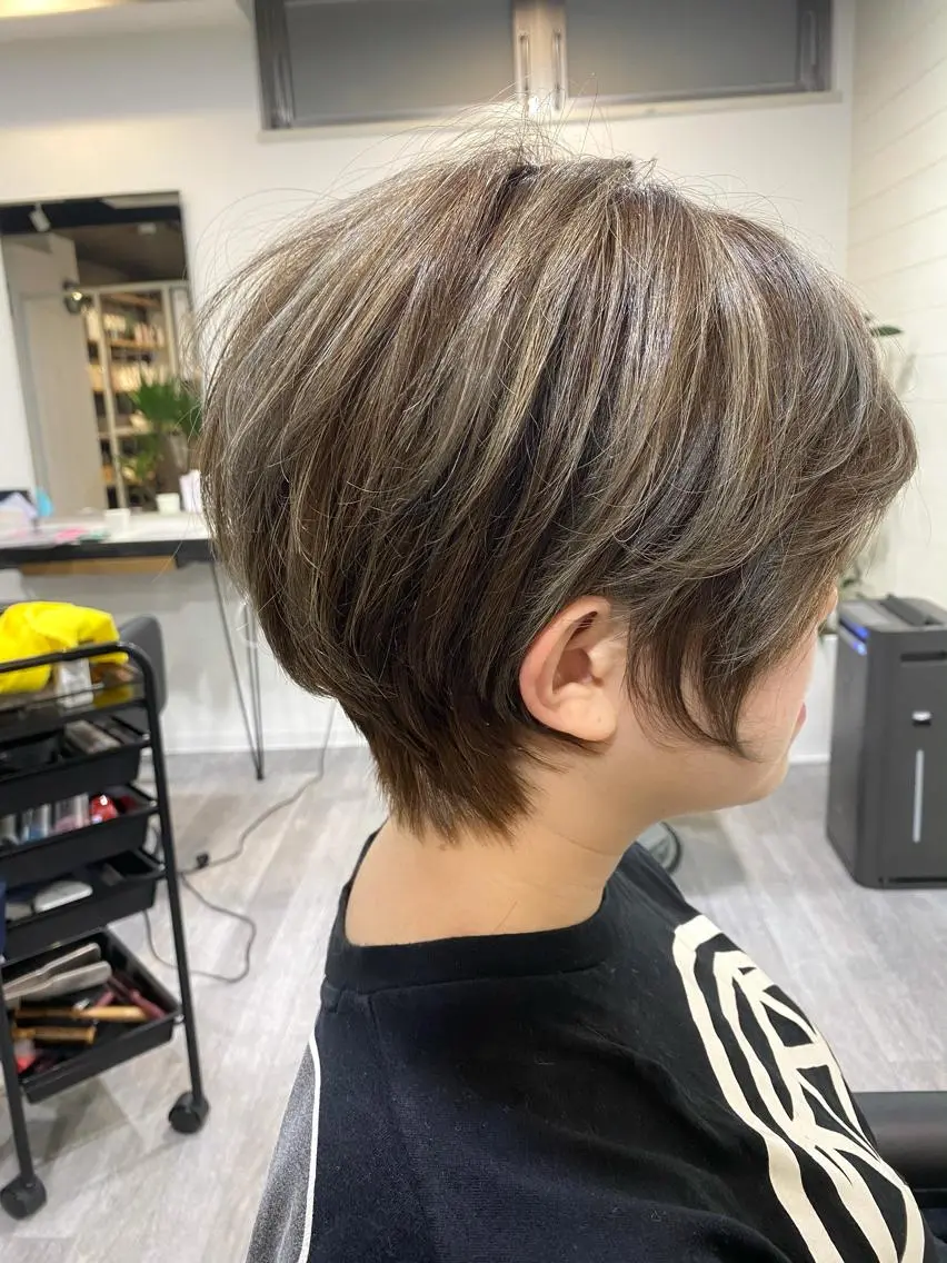 ショート カラー ハンサムショート アディクシーカラー バレイヤージュ ブリーチ ケアブリーチ ヘアカラー 先着1名様限定 カット無料のヘアスタイル