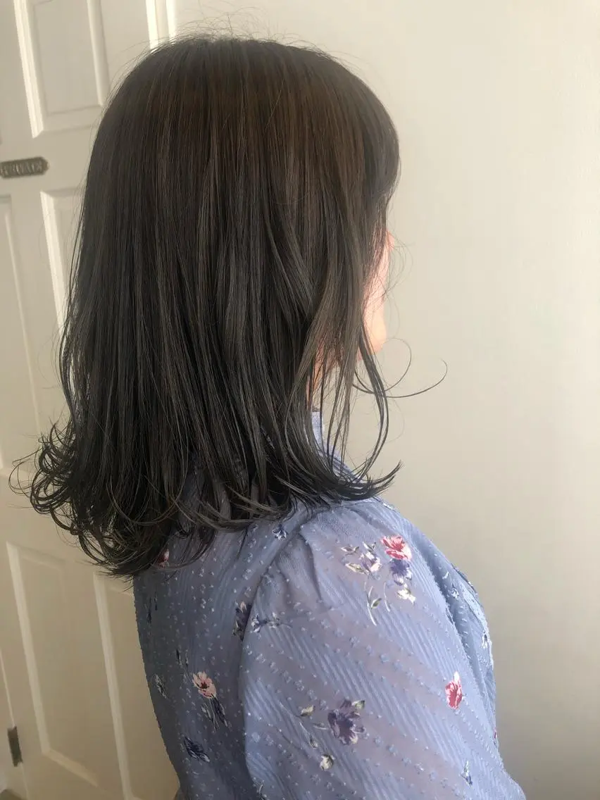 ミディアム カラー カット ヘアカラー トリートメント MIOベージュカラー 柔らかいカラーのヘアスタイル