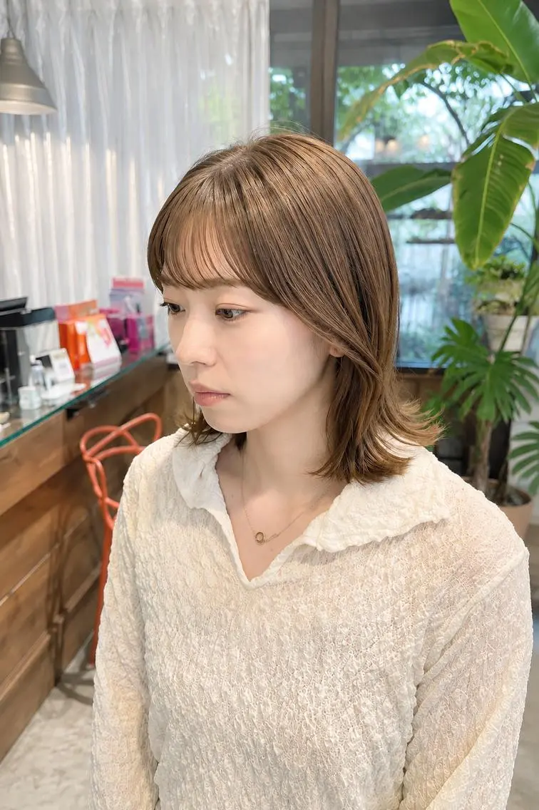 ミディアム カラー レイヤーカット 外ハネヘア BEHIND THE CURTAIN りこのヘアスタイル