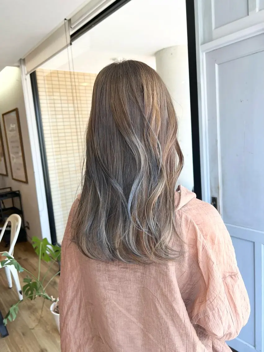 ロング カラー グレージュ ヘアカラー トリートメント 堀 望美のヘアスタイル