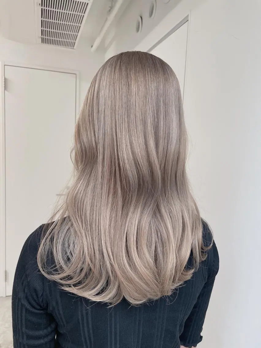 セミロング カラー ヘアアレンジ ネイル マツエク・マツパ ベージュカラー ブリーチ 透明感カラー グレージュ ハイトーンカラー ヘアカラー トリートメント ヘッドスパ ヘアセット ベージュグレージュ 💕しゅーじ💕のヘアスタイル